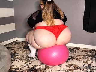 Large amateur cam woman uses two of her toys to masturbate