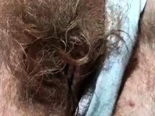 Die dreckige haarige Falte einer deutschen Frau